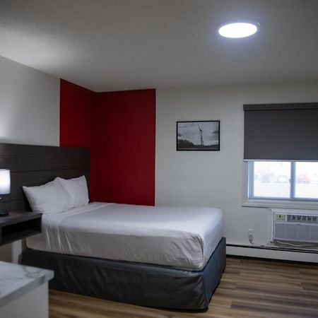 Ramada By Wyndham Dawson Creek Exterior foto