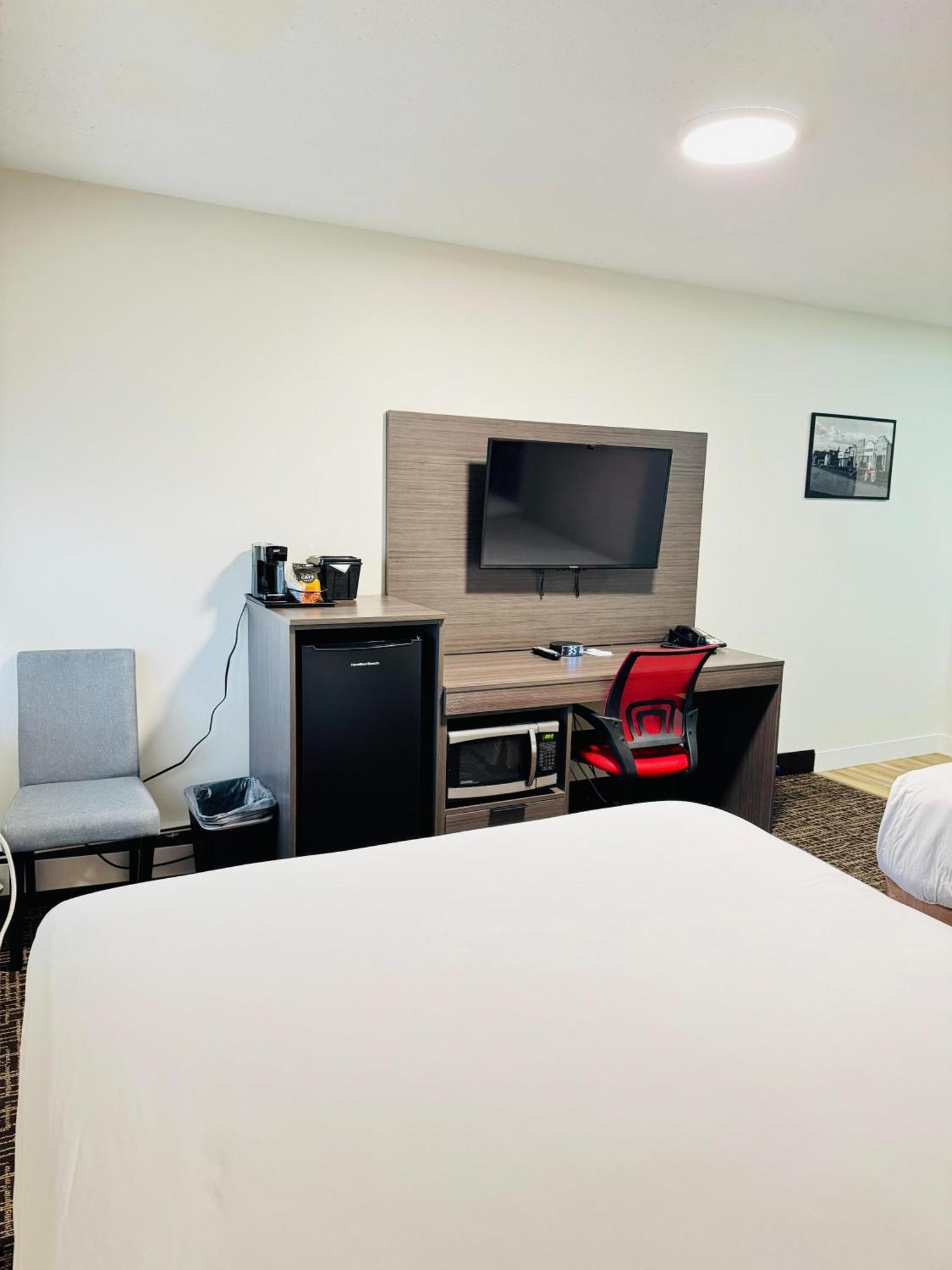 Ramada By Wyndham Dawson Creek Exterior foto