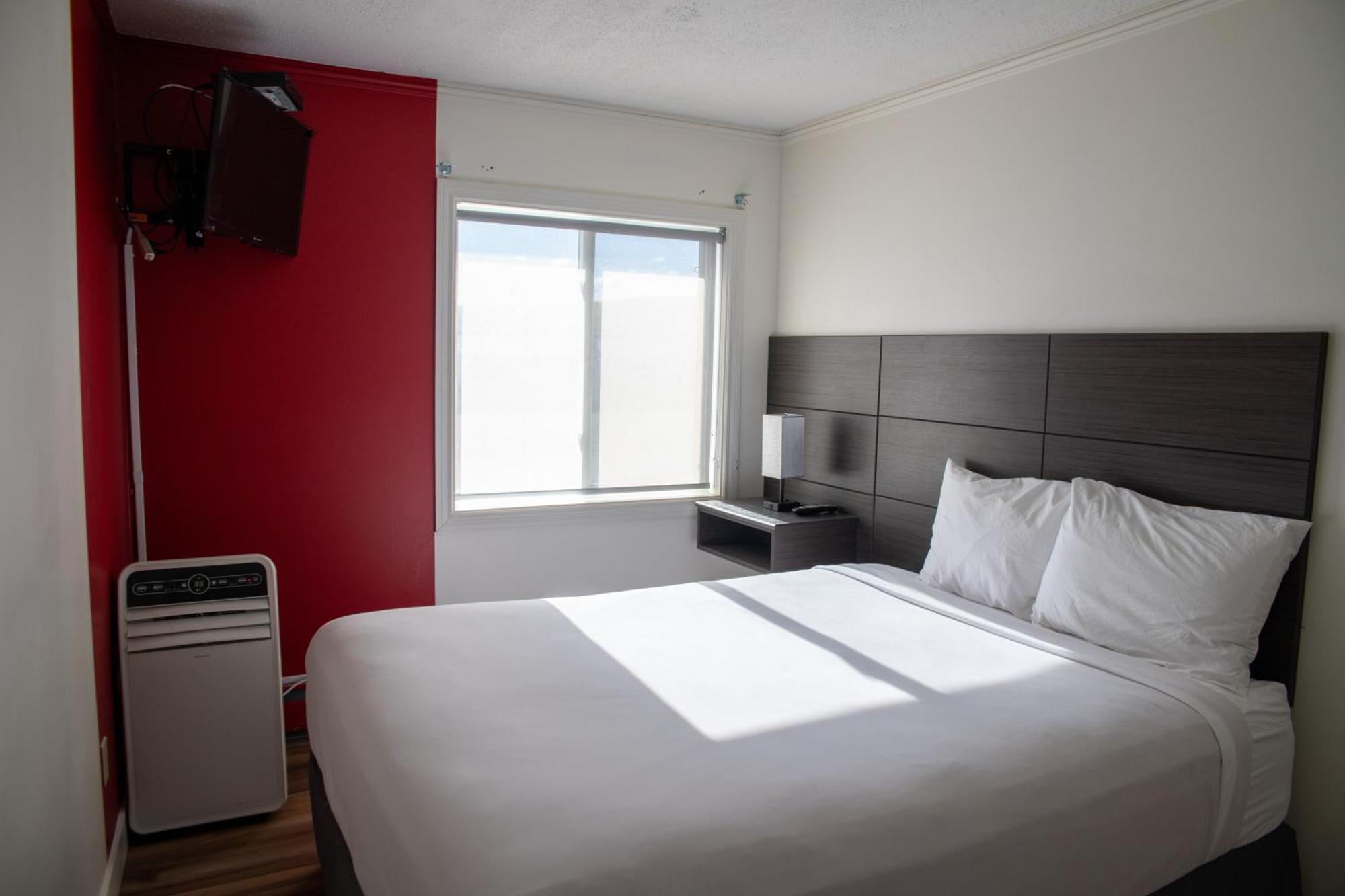 Ramada By Wyndham Dawson Creek Exterior foto