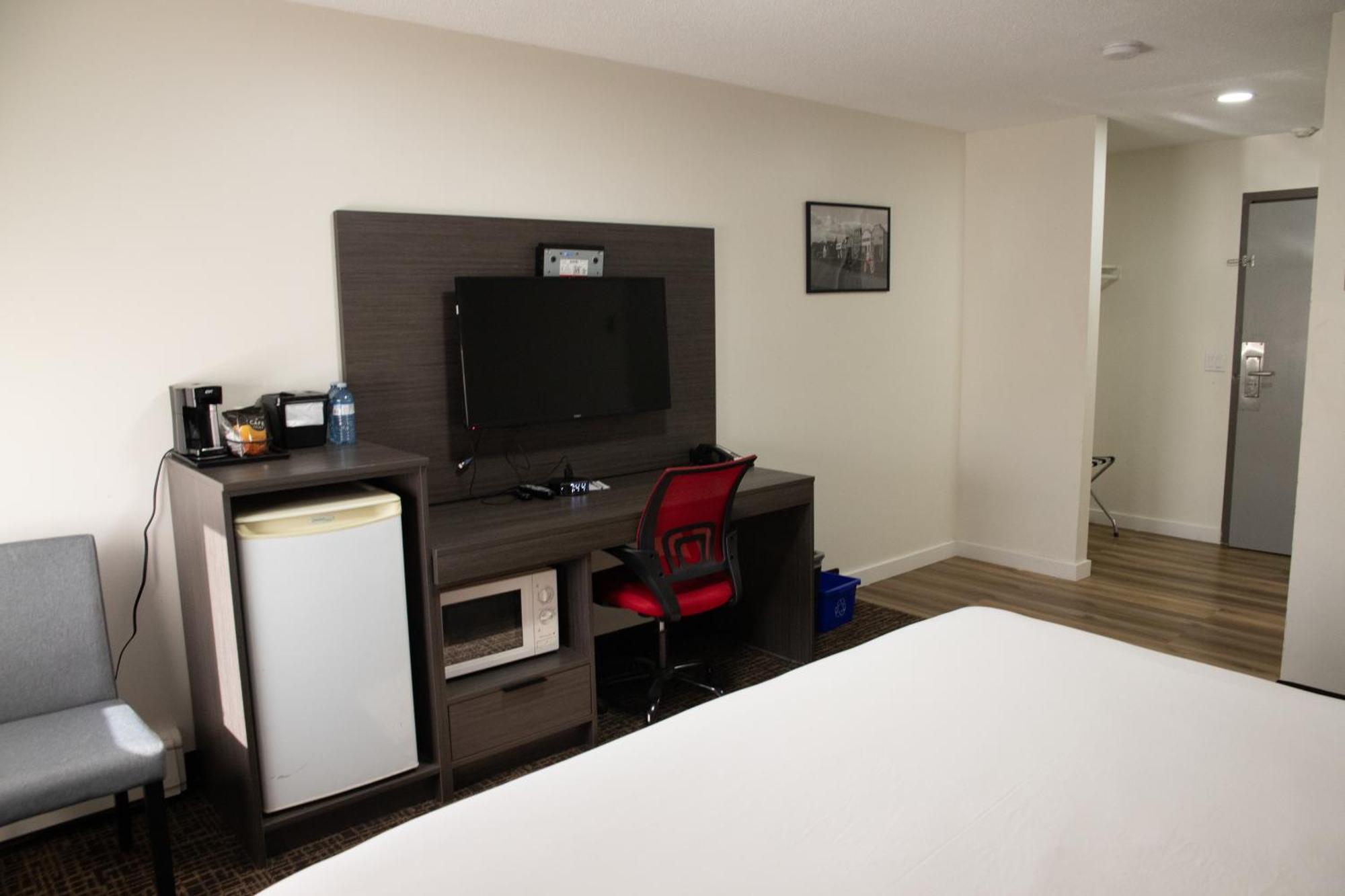 Ramada By Wyndham Dawson Creek Exterior foto