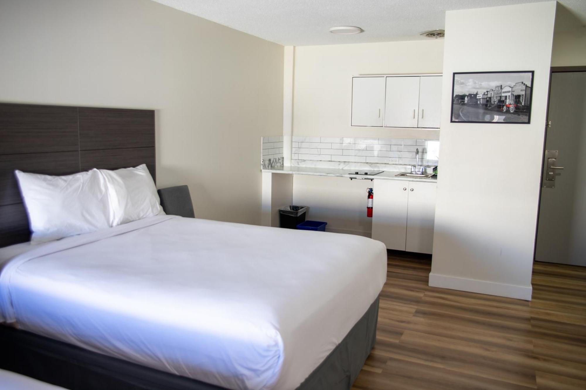 Ramada By Wyndham Dawson Creek Exterior foto