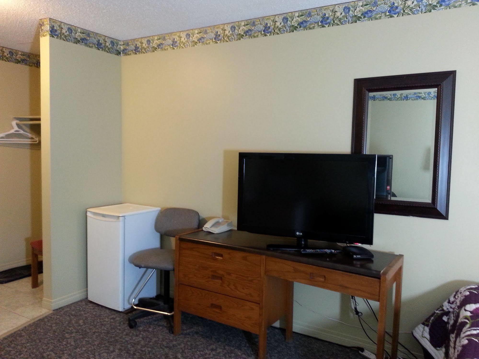 Ramada By Wyndham Dawson Creek Exterior foto