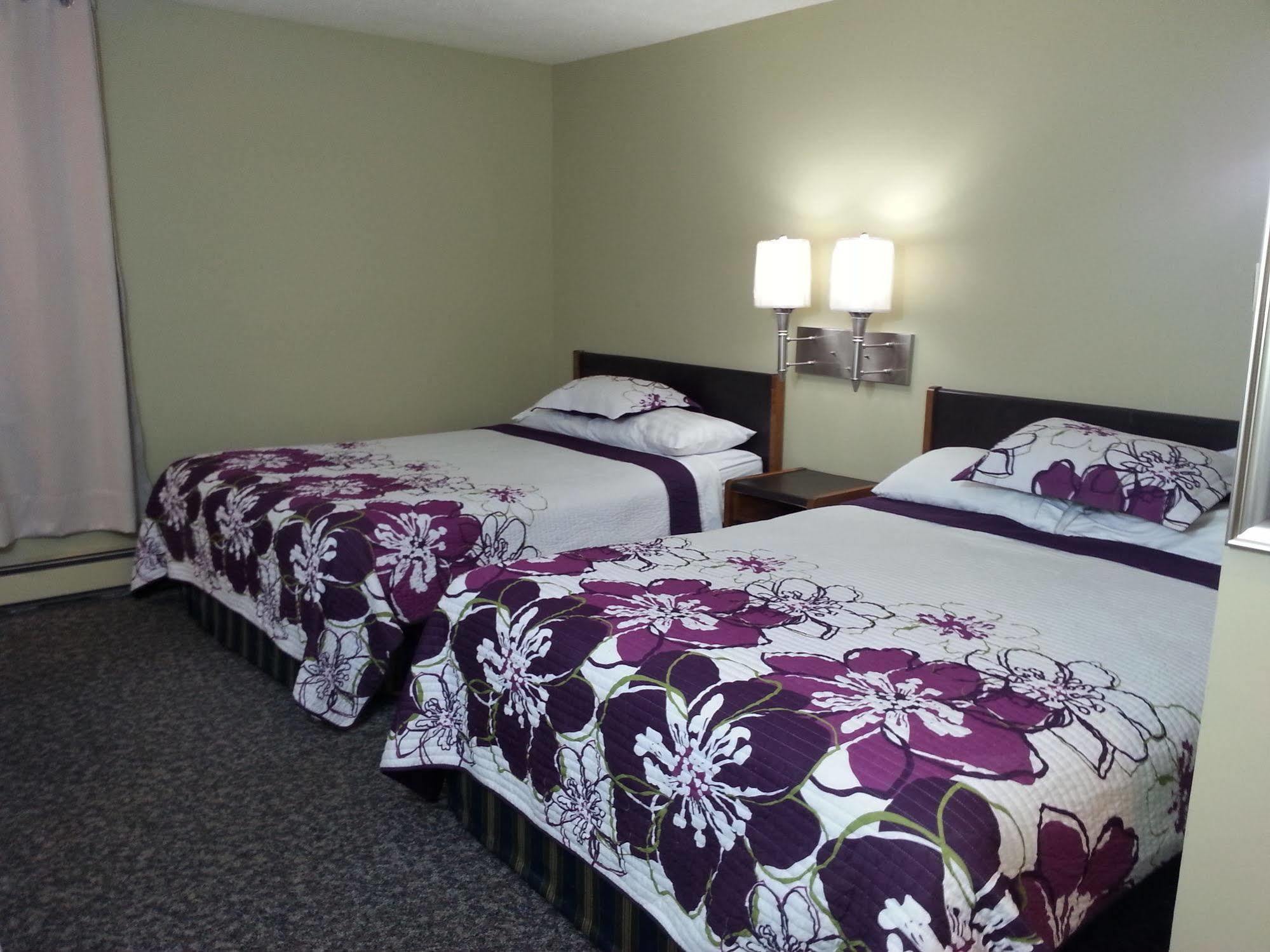 Ramada By Wyndham Dawson Creek Exterior foto