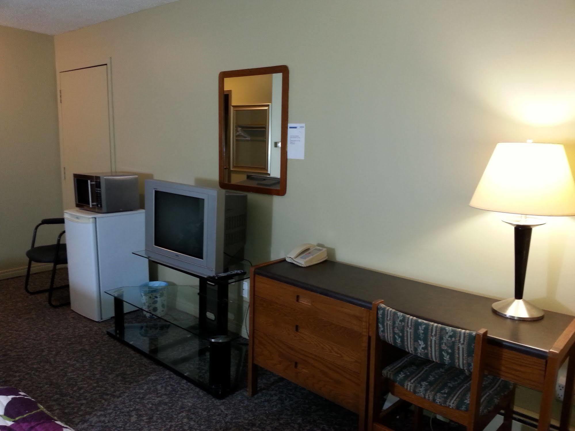 Ramada By Wyndham Dawson Creek Exterior foto