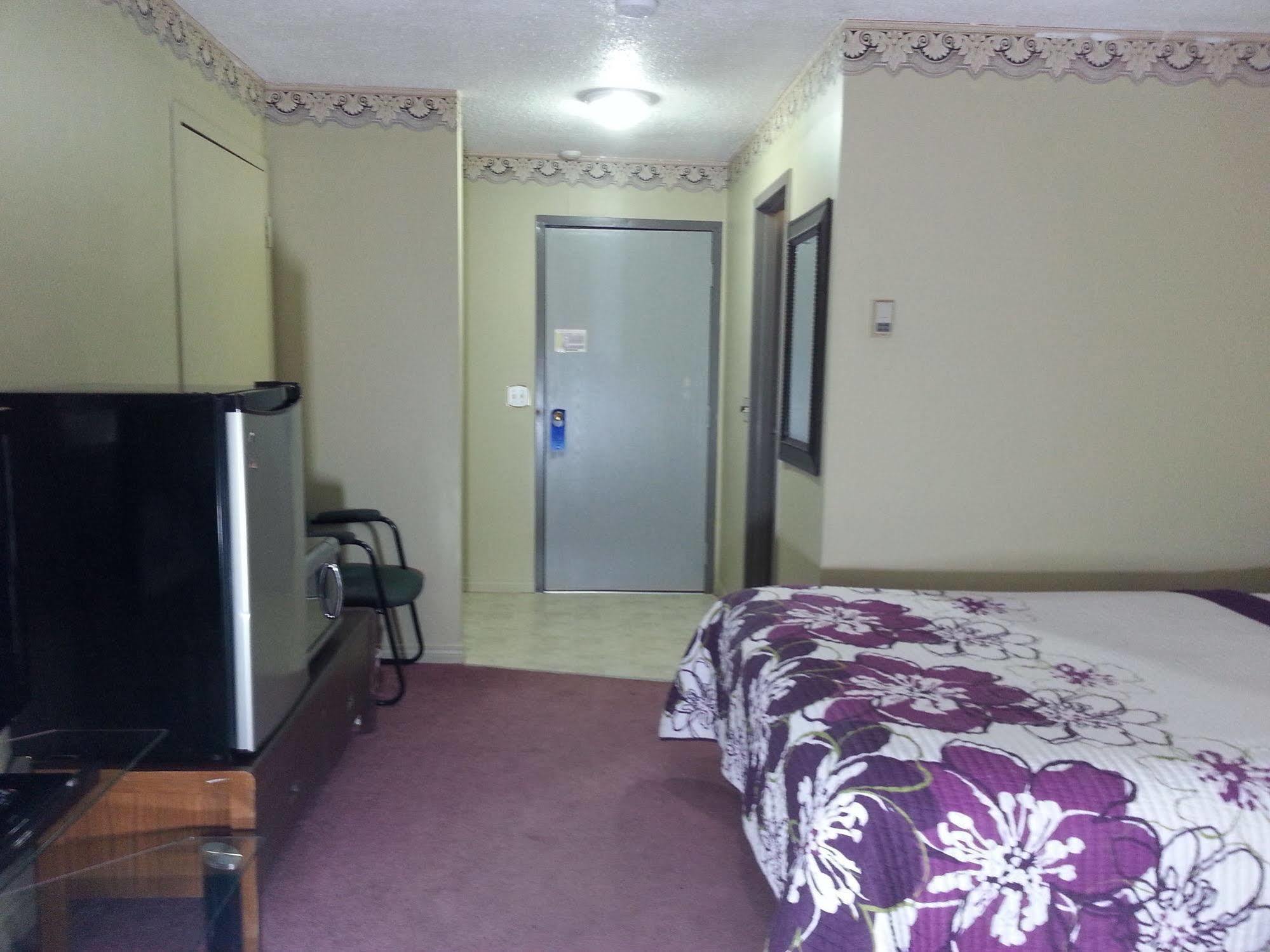 Ramada By Wyndham Dawson Creek Exterior foto