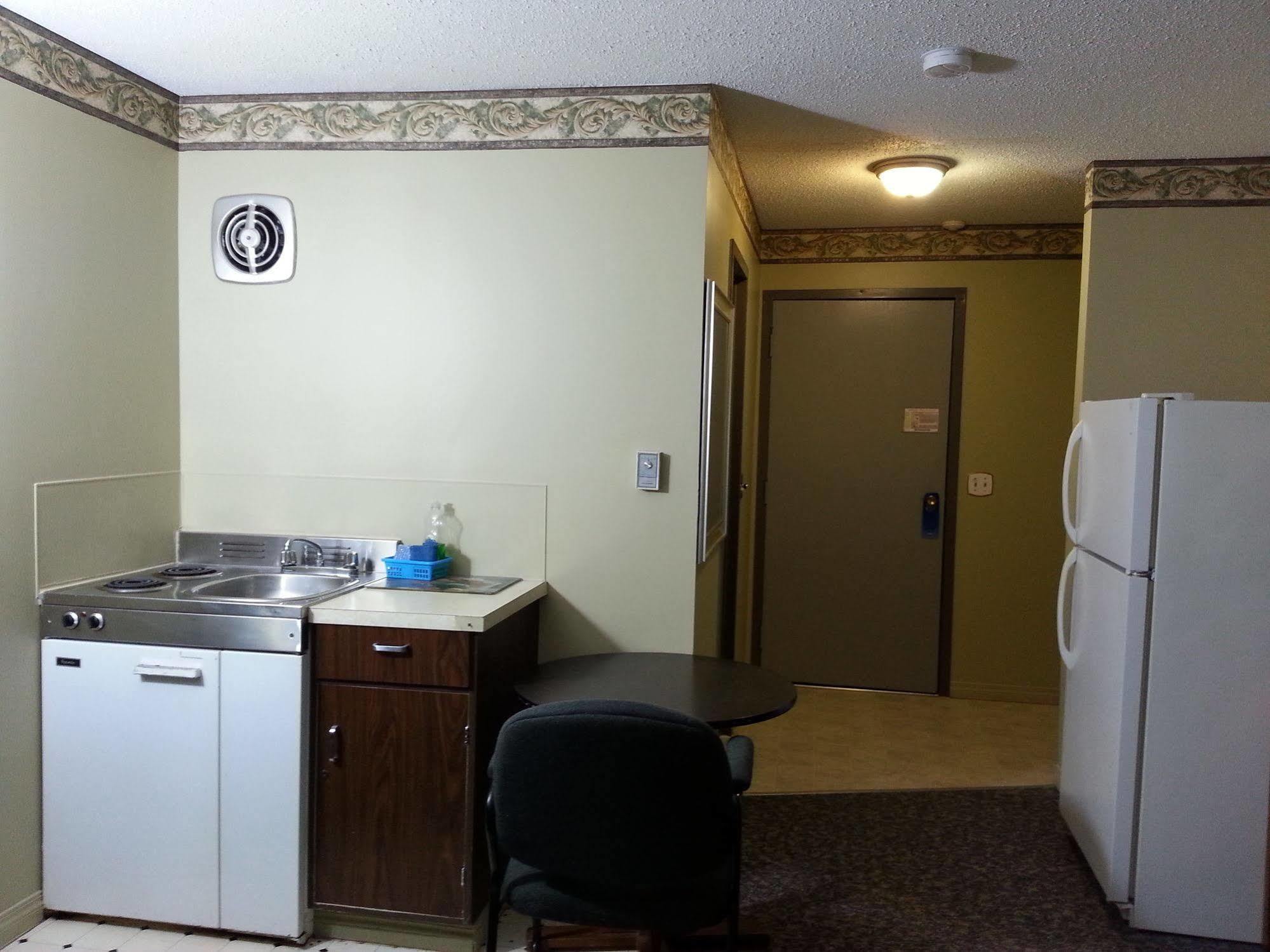 Ramada By Wyndham Dawson Creek Exterior foto